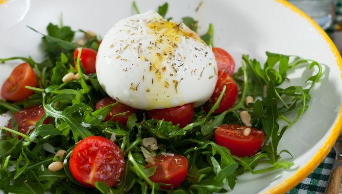 Salada de Rúcula e Burrata - Petiscos & Companhia